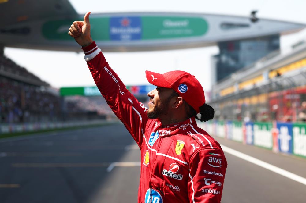 杨乐乐带儿子飞成都参加马术比赛，汪涵又缺席，沐沐露脸更像妈妈